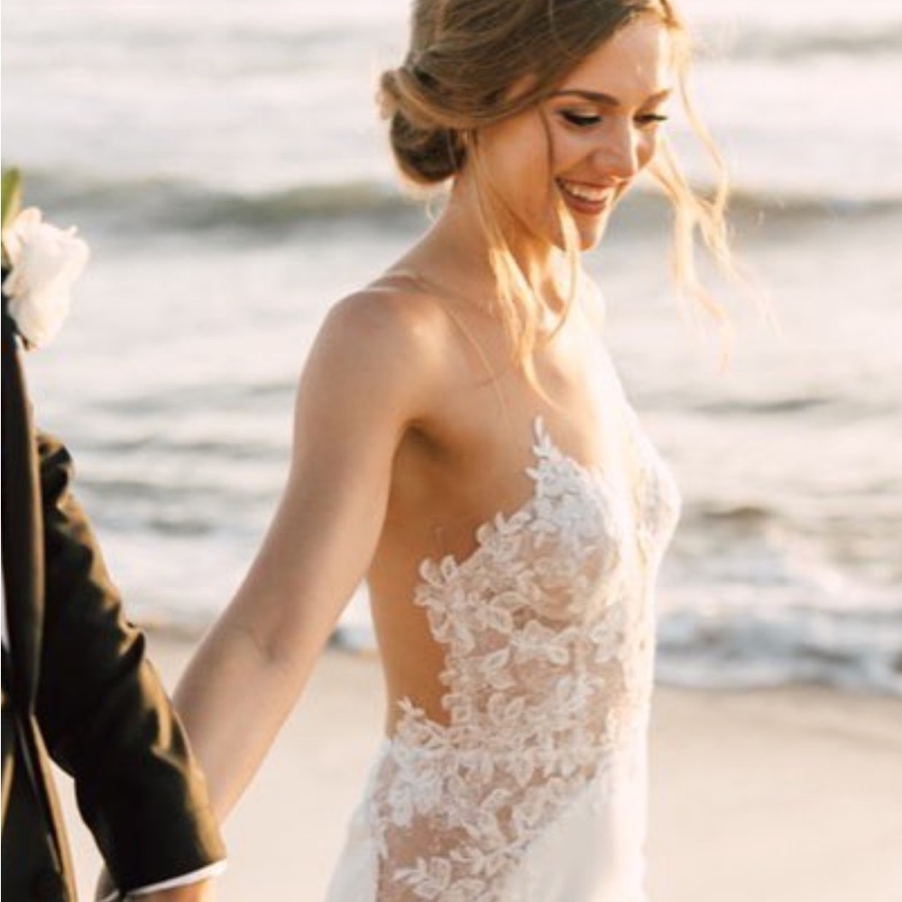 Brand new, never altered, never worn, Inés Di Santo. Extra tulle included.